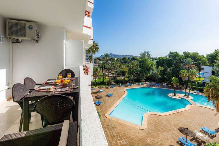 Appartement entier, Appartement de vacances "Alcudia Sea" avec grand balcon, vue piscine et wifi (télétravail) in Alcúdia, Côte de Majorque