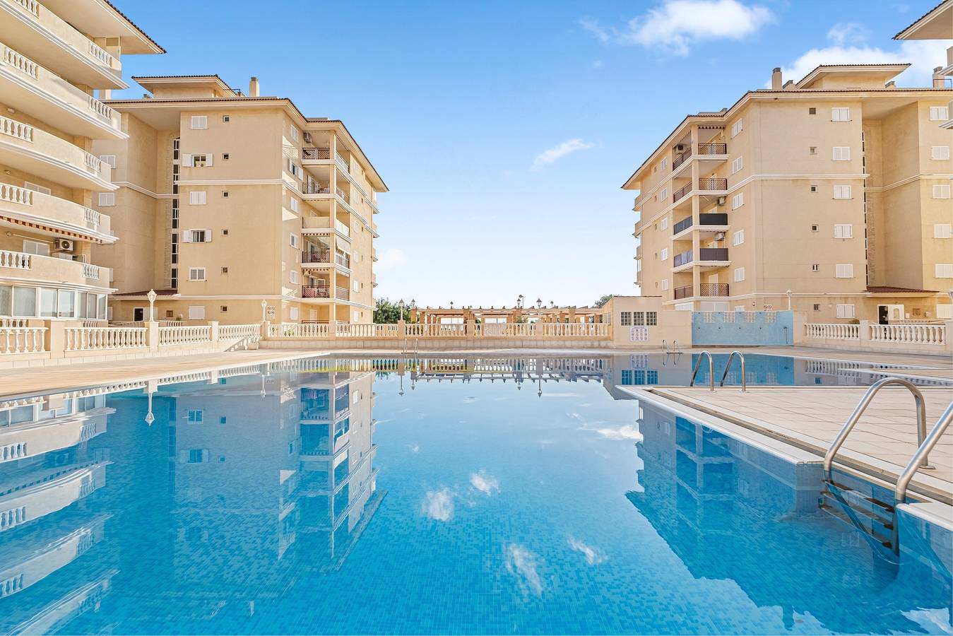 Apartamento entero, Apartamento 'Viñamar 7' con vistas al mar, Wi-Fi y aire acondicionado in Torrevieja, Costa Blanca
