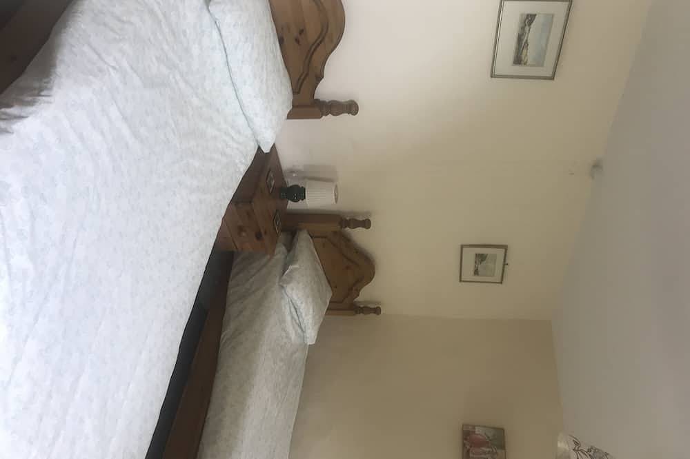 Cottage sleeping up to 6 in 3 bedrooms, peaceful. 1 mile to Newport Town Centre in Pembrokeshire