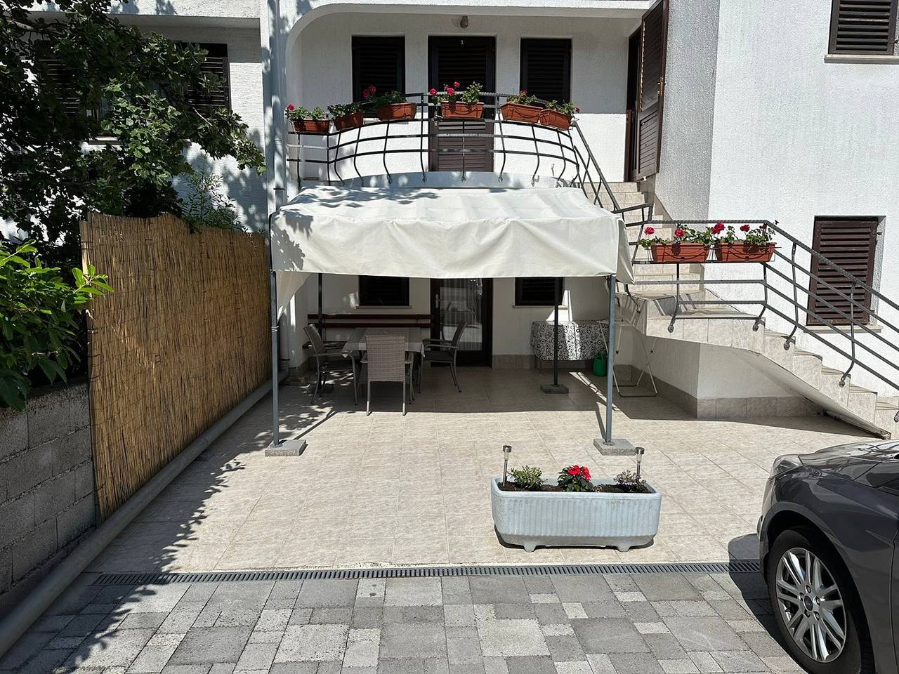 Ganze Wohnung, Neu renoviertes Apartment mit Außenterrasse in Malinska-Dubašnica, Krk