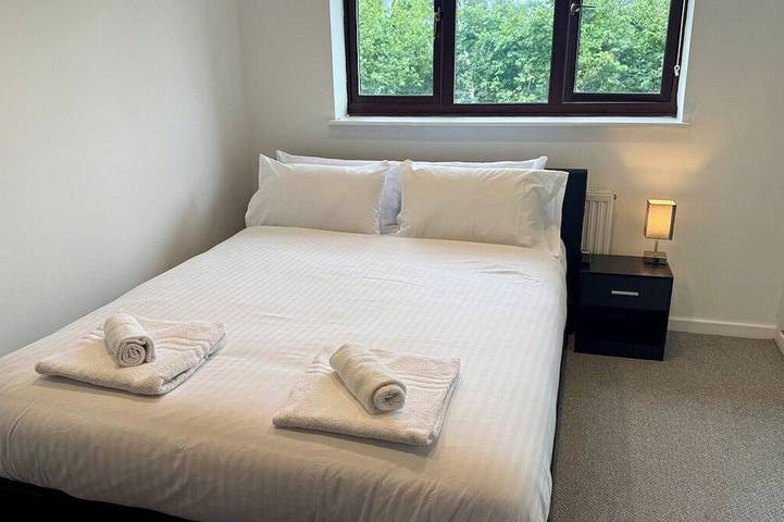 Modern 2-Bed House | Free Parking | Near M5 & City in Worcester, Worcestershire