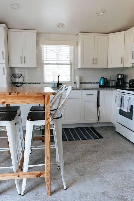 Cheerful two bedroom cottage with Parisian patio! in Middletown, Newport County