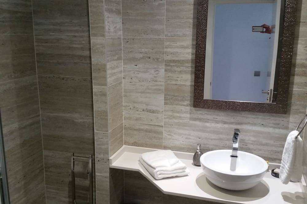 Hel lejlighed, New front line beach/Golf with views of Gibraltar and Africa. in Playa de La Alcaidesa, San Roque