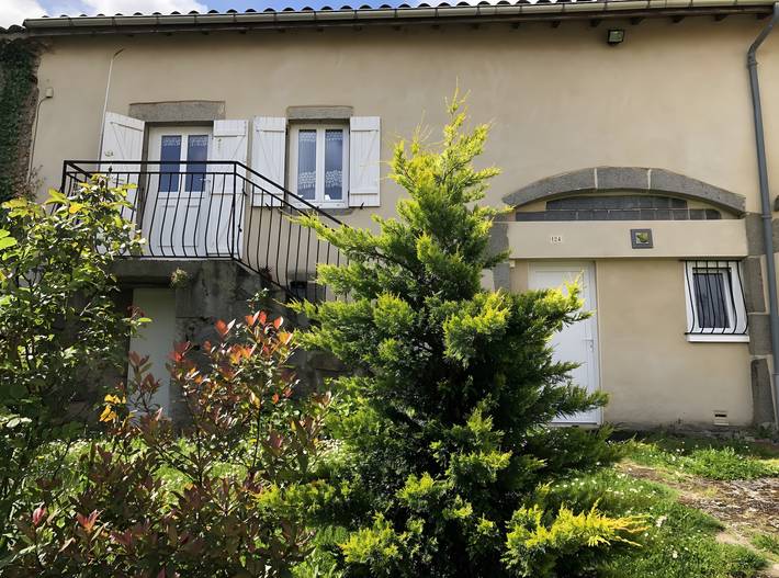 Location de vacances pour 8 personnes, avec bassin pour enfant ainsi que jardin et vue sur le lac, adapté aux familles dans Fayet-le-Château