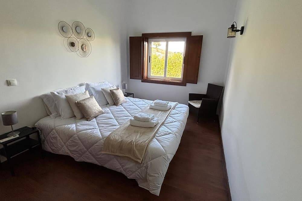 Pouso Du’Vagar is located in Cuba (Baixo Alentejo). The house is a spacious V4. in Cuba, Beja Distrikt