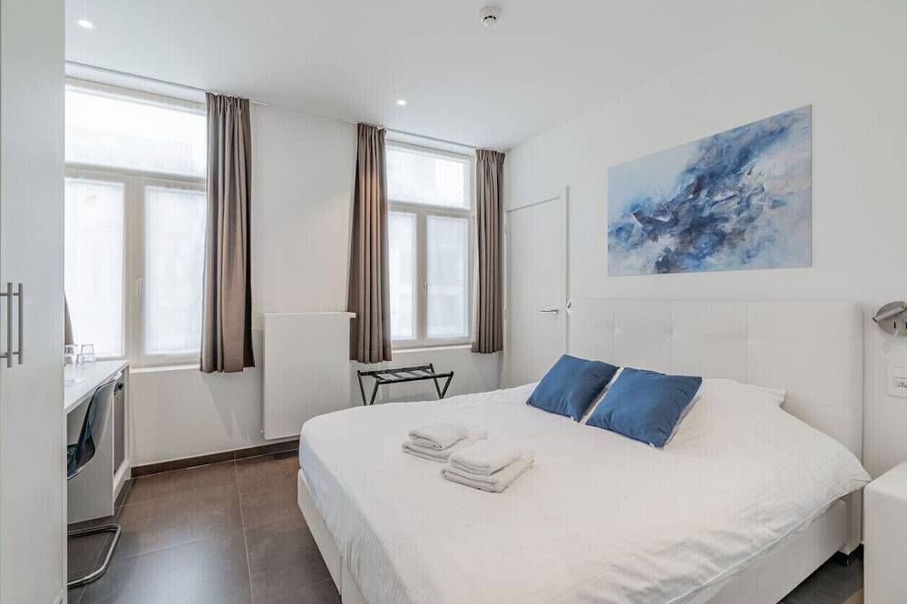 Ganze Wohnung, Elegant room with private bathroom near city center in Brügge, Westflandern