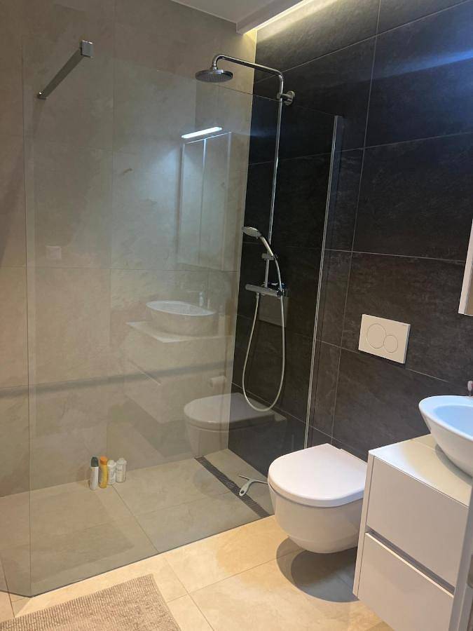 Appartement entier, Appart avec piscine chauffée et plage 5 min in Perroy, Lac Léman