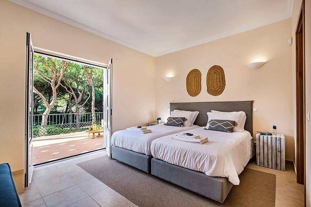 Spacious villa with pool in Praia Verde walking distance to beach with free wifi in Castro Marim, Faro Distrikt