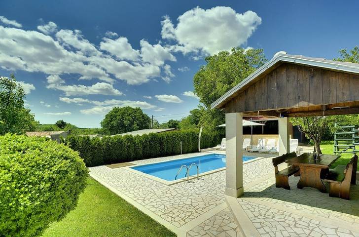 Sonnige Finca mit Privatpool, Sommerküche, Billard, Spielplatz, Dart, Bbq in Pazin, Zentralistrien