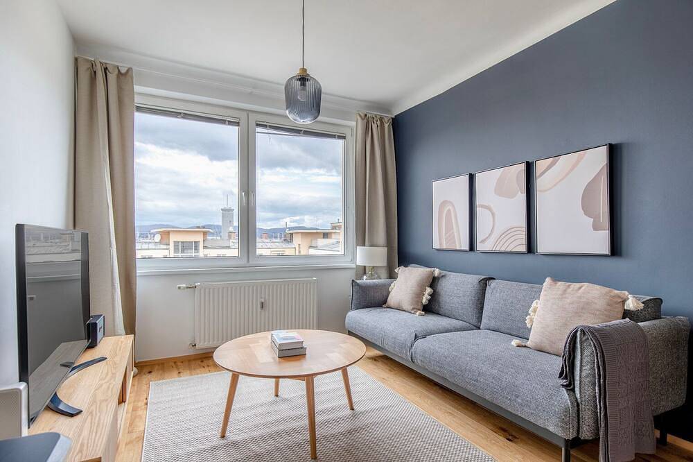 Ganze Wohnung, Sunny Innere Stadt 1Br in Refreshed Building w/ Elevator, by Blueground in Wien Innenstadt, Wien