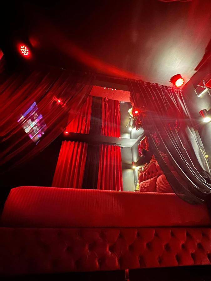 Sweet Dreams Love room & Spa in Ablon-sur-Seine, Val-de-Marne