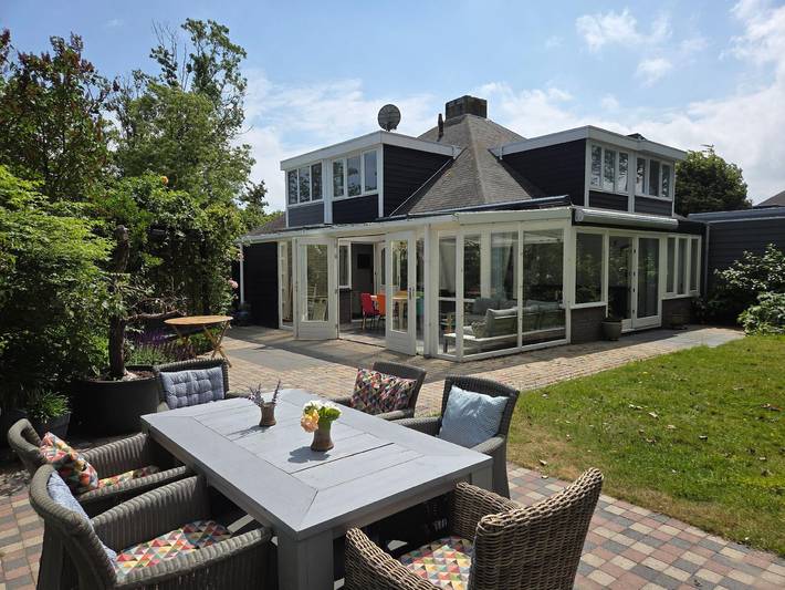 Vakantiehuis voor 6 personen, with terras and tuin as well as zwembad in Stavenisse
