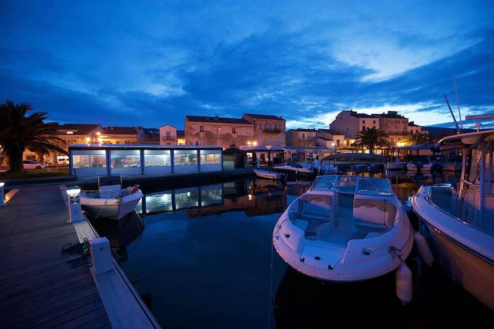 Location de vacances pour 6 personnes, avec balcon dans Macinaggio