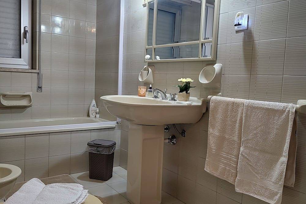 Appartement entier, Bright apartment with veranda and private parking space. in Trapani, Province de Trapani