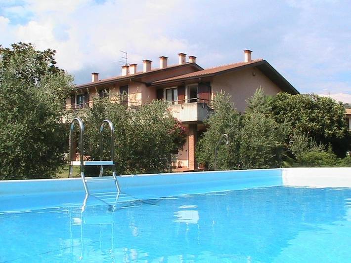 Appartement de vacances pour 4 personnes, avec Balcon et Terrasse ainsi que Jardin et Piscine à Garde