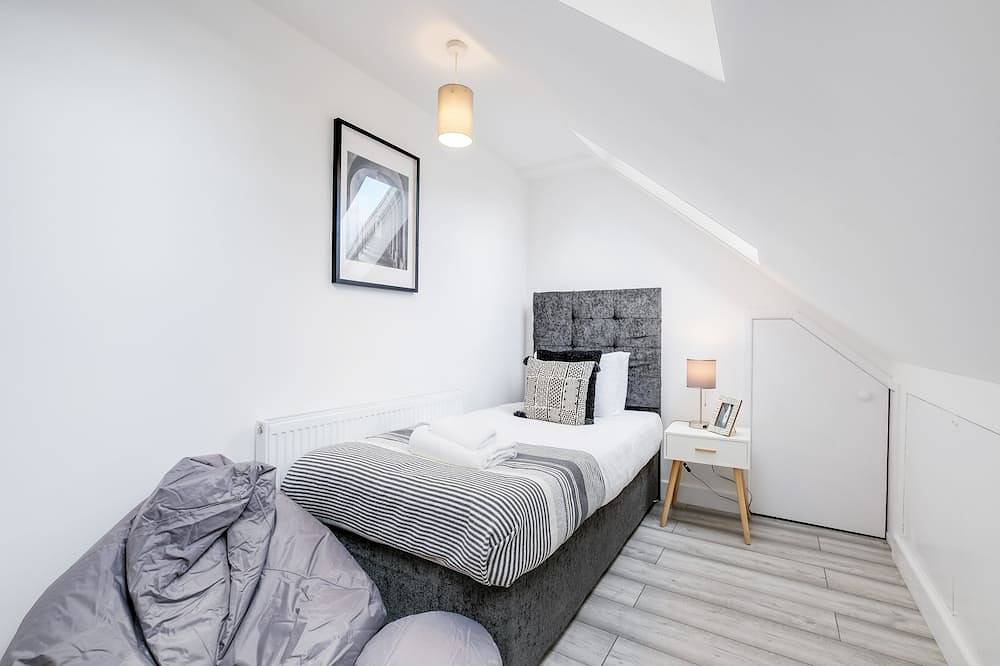 Church Rd 254 - Bright 6 bedroom 3 bath house ideal for Pinewood Studios in Iver, Colne Valley Park