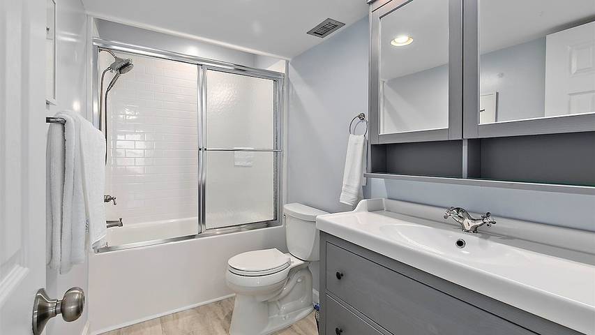 Vacation rental for 14 people, with yard and balcony in Vilano Beach