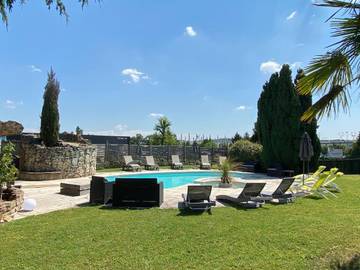 Hôtel pour 2 personnes, avec jardin ainsi que vue et piscine à Saint-Quentin-Fallavier