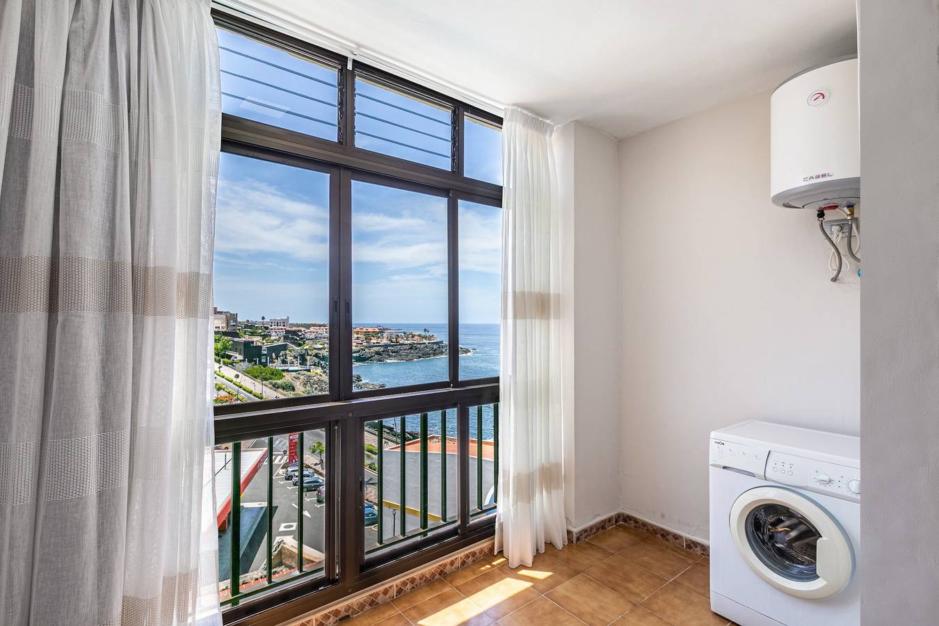 Vivienda Vacacional Playa La Arena con vistas al mar, piscina comunitaria y Wi-Fi in Playa Neptuno (Santiago del Teide), Santiago del Teide