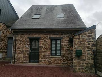 Gîte pour 4 personnes, avec vue ainsi que jardin et terrasse à Gavray