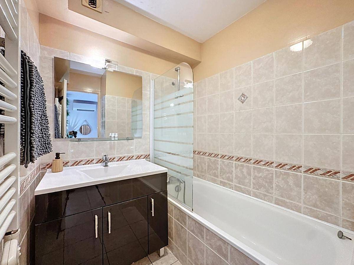 Appartement entier, Studio romantique climatisé, terrasse Xxl, hyper centre Tarbes, calme in Tarbes, Hautes-Pyrénées