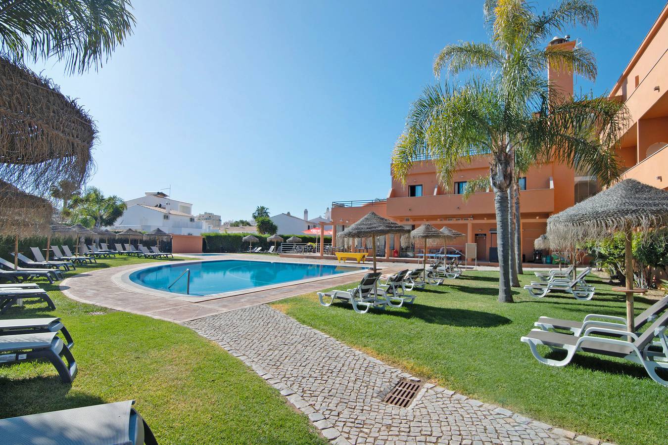 Ganze Wohnung, Apartment '16 - Quarteira' mit Gemeinschaftspool, Balkon und Wlan in Quarteira, Faro Distrikt