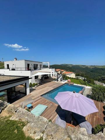 Cottage pour 10 personnes, avec piscine ainsi que terrasse et vue à Sorbiers