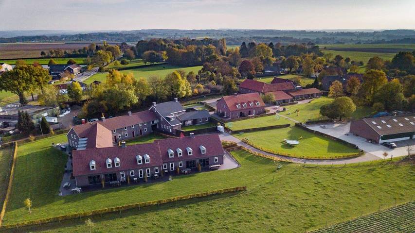 Gîte pour 15 personnes, avec vue et jardin dans Noorbeek