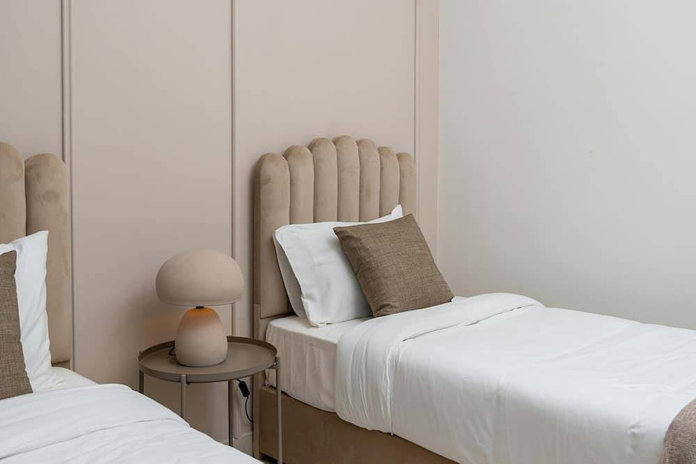 Spacious 5-bedroom hotel suites in terrific Istanbul with Wifi, Ac in Fatih, Istanbul