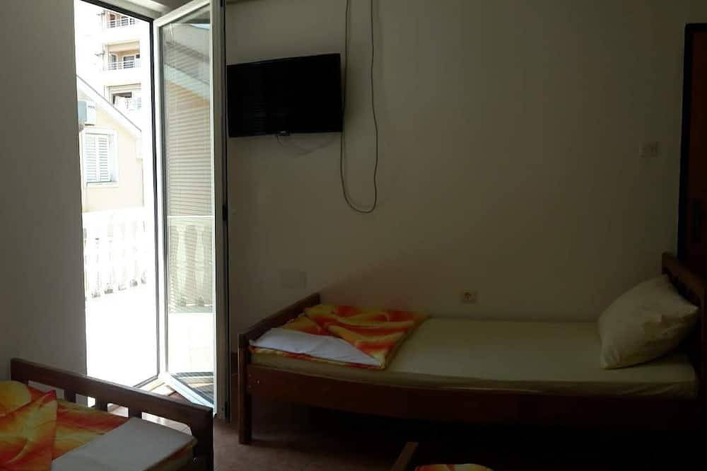 Apartamento entero, Apartment for four people with free parking in the yard of the house. in Budva, Municipio de Budva
