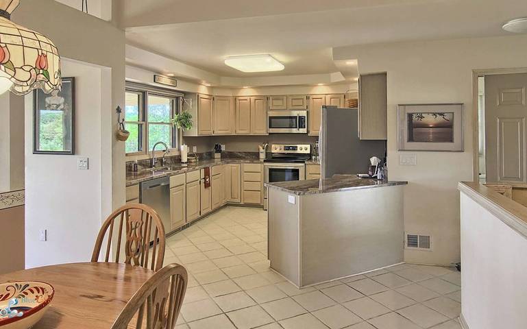 Vacation rental for 8 people, with hot tub and yard in Lake Leelanau