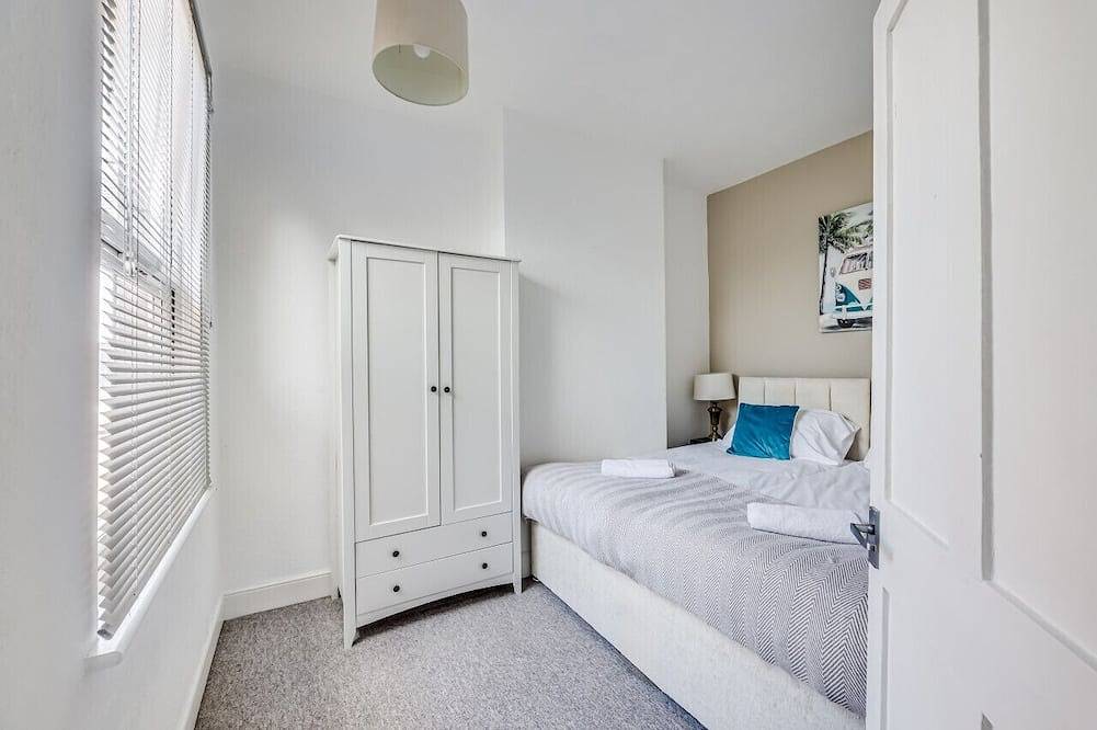 Beautiful House • Sleeps 7 • Central Location • Smart Tvs • Free Parking in Northampton, Northamptonshire