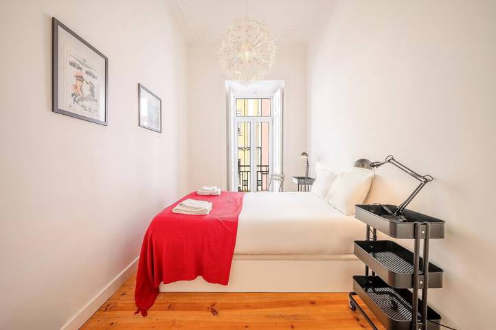 Ganze Wohnung, Ferienwohnung für 4 Personen mit Balkon in Santa Engrácia, São Vicente (Lissabon)