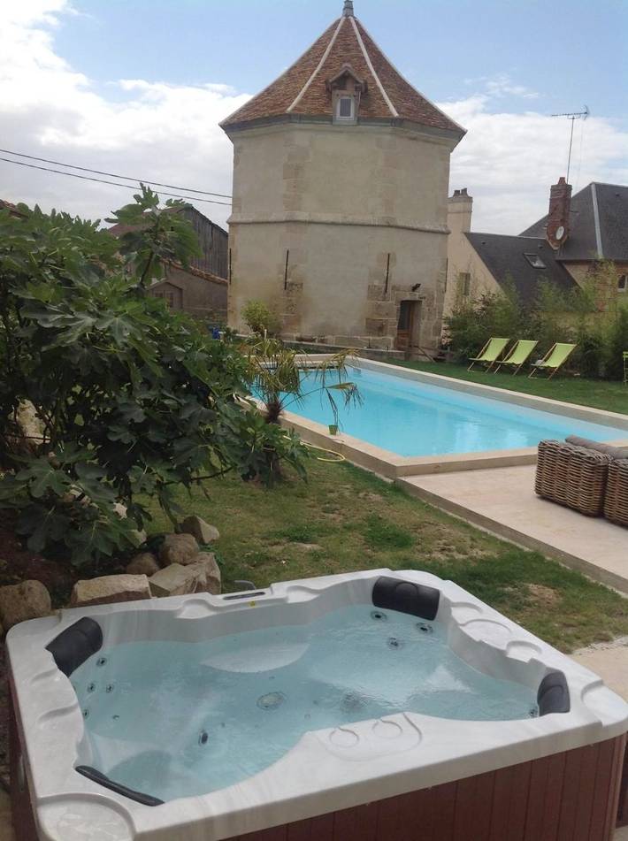 Gîte pour 4 personnes, avec vue et piscine ainsi que jardin et sauna dans Senots