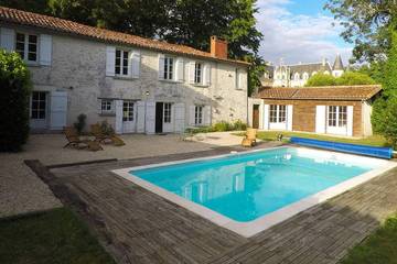 Gîte pour 10 personnes, avec jardin et terrasse à Bourneau
