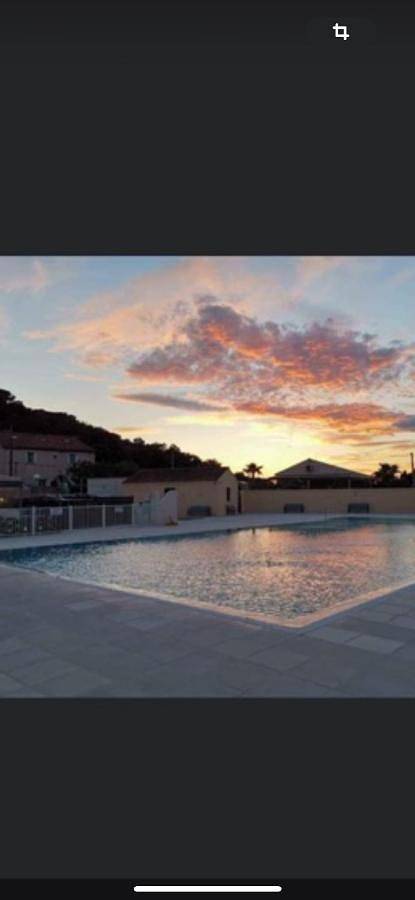 Camping pour 5 personnes, avec jardin et vue ainsi que bassin pour enfant et piscine, animaux acceptés à Fréjus - 3