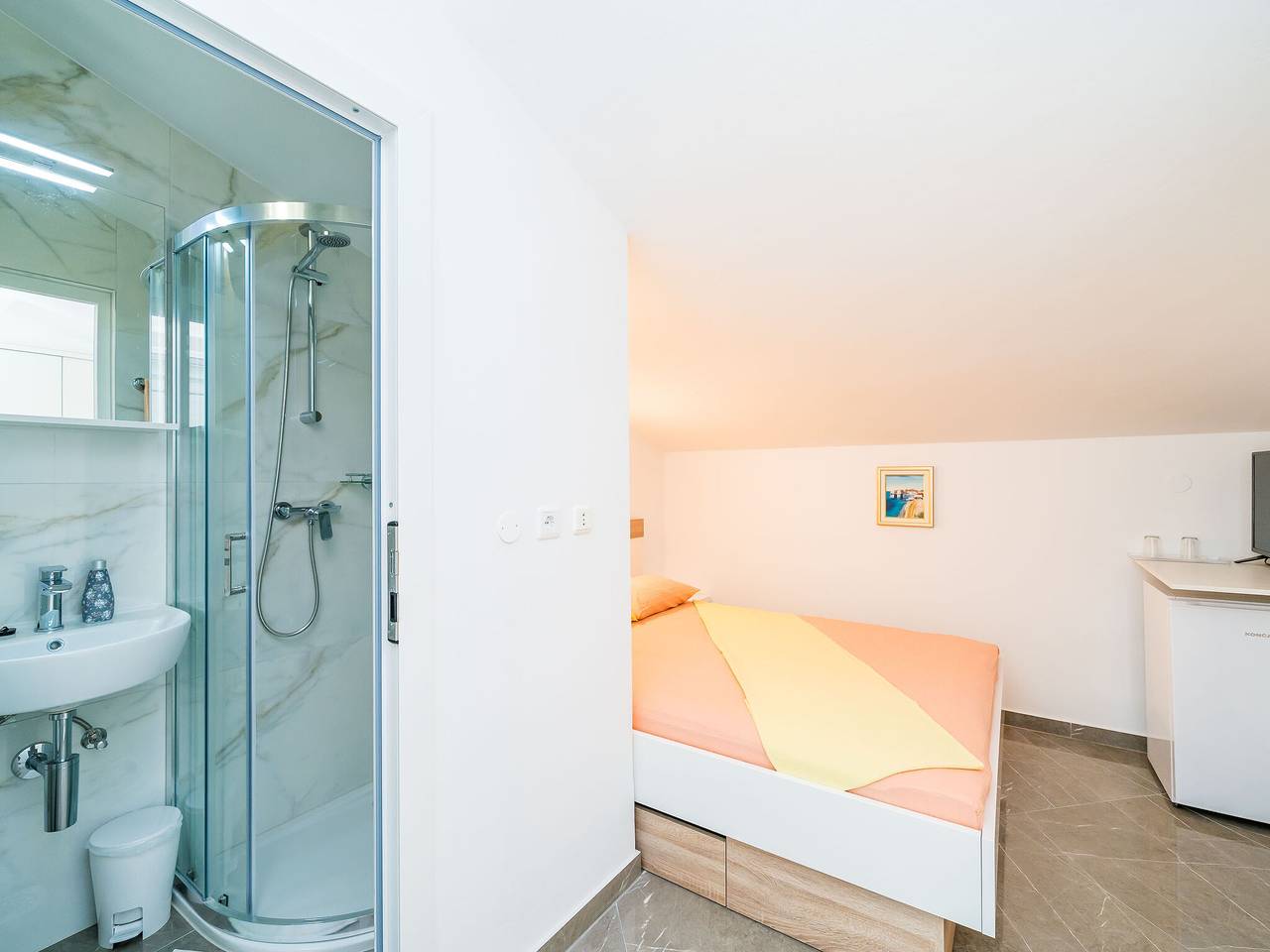 Hel leilighet, Leiligheter & Rooms Barišić - Dobbeltrom med uteplass og hageutsikt (Soba s taracom) in Općina Župa dubrovačka, Dubrovnik-Neretva