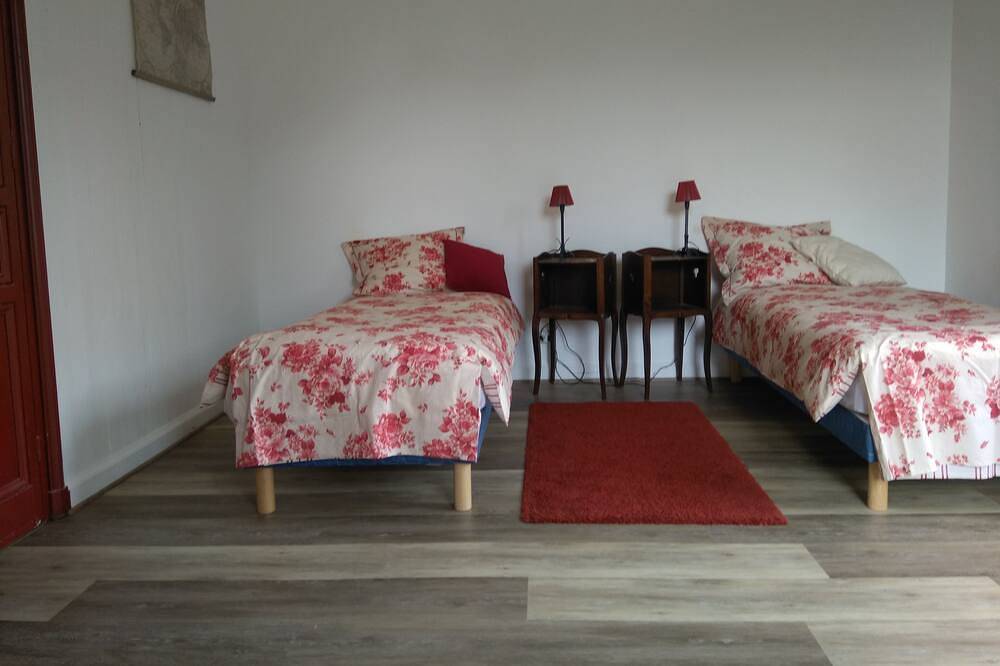 Gite indépendant dans château 3 chambres 7 couchages 15kms mer in Hénon, Cotes-d'Armor