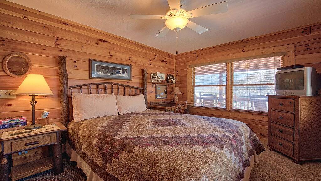 Sommer / Herbstöffnungen ... Mt. Ansichten, Ample Flat Parking, Befestigte Garage in Blue Ridge Parkway, Maggie Valley