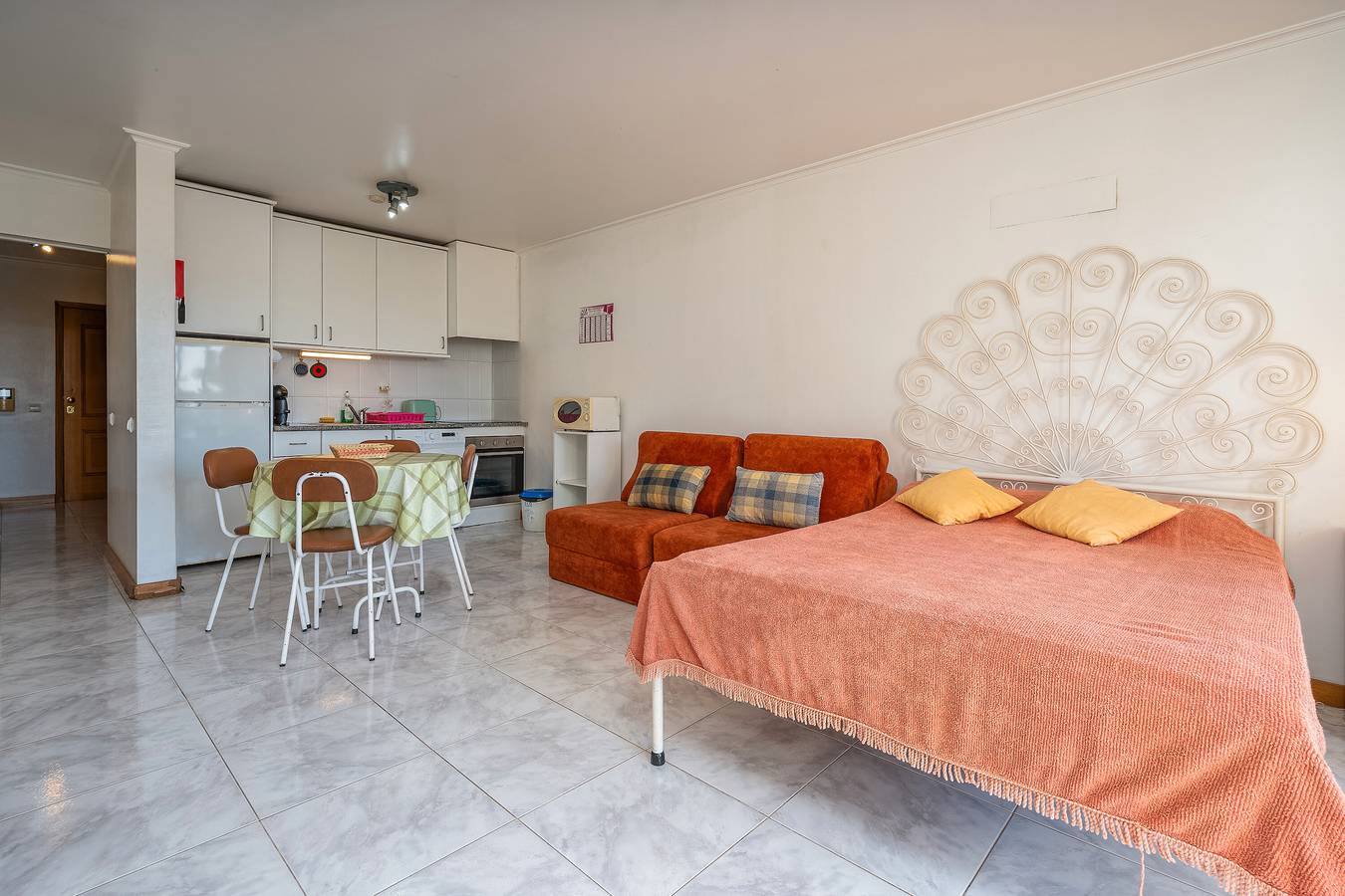 Ganze Wohnung, Apartment 'Porto Seguro' mit Meerblick, Gemeinschaftspool und Gemeinschaftsgarten in Praia da Rocha, Portimão