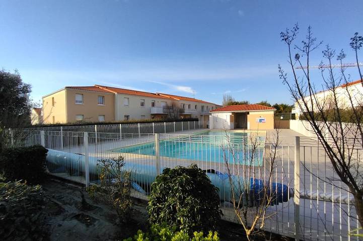 Appartement de vacances pour 4 personnes, avec jardin ainsi que piscine et balcon