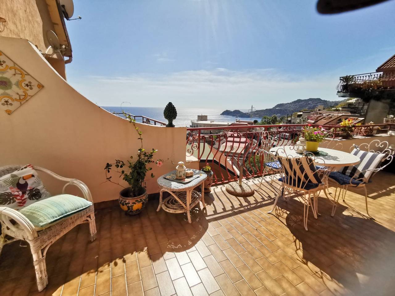 Apartamento entero, Casa encantadora frente al mar en Letojanni con terraza in Letojanni, Provincia de Messina