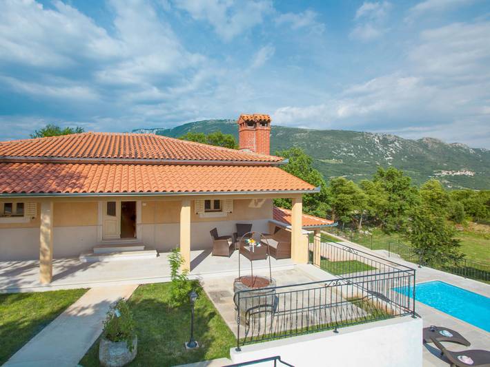 Ferienhaus für 7 Personen, mit Terrasse und Pool sowie Garten