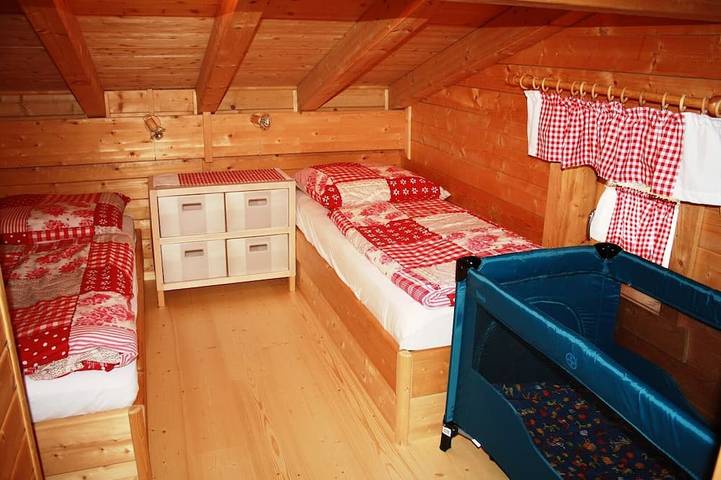 Holzblockhütte mit atemberaubendem Bergblick im Wechsel der Jahreszeiten in Rottenmanner und Wölzer Tauern, Hohentauern