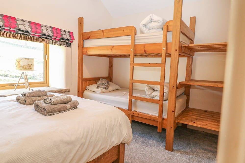 Columbine Barn, pet friendly, character holiday cottage in Bradwell in Bradwell (Derbyshire Dales), Derbyshire