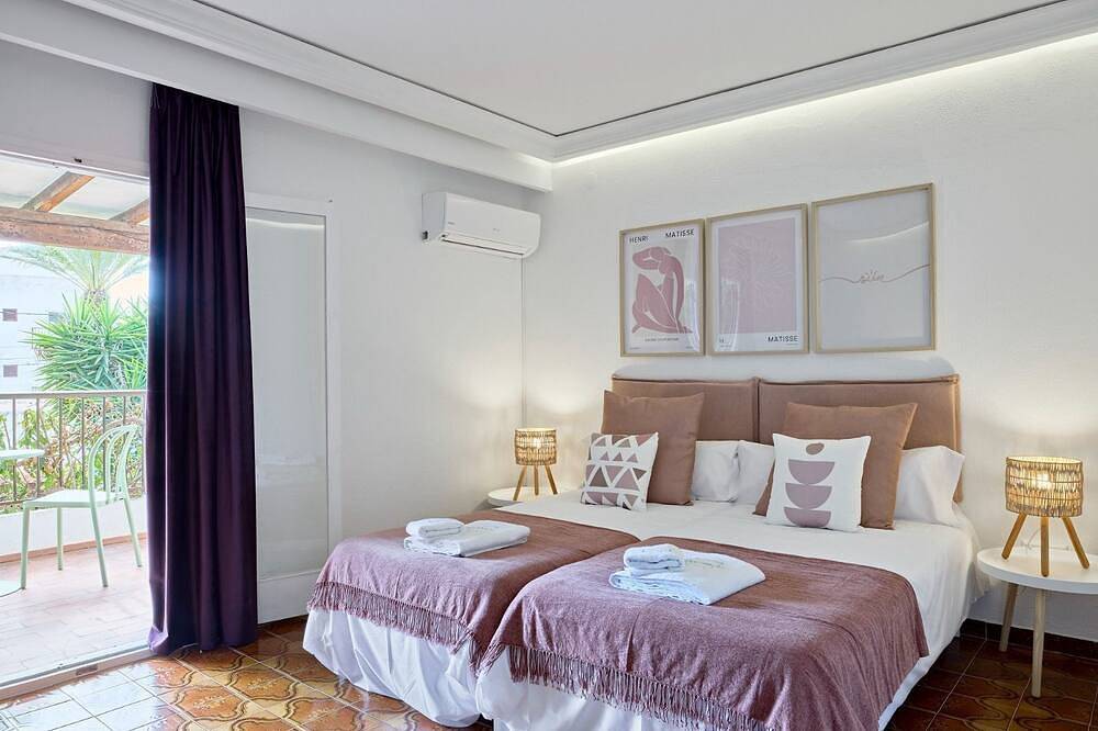 Ibicenco Beach Villa in Playa d'en Bossa, Sant Josep de sa Talaia