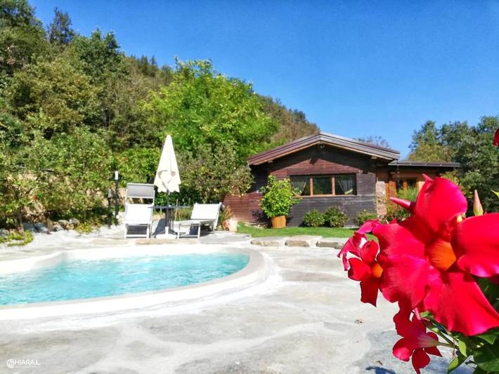Location de vacances pour 2 personnes, avec vue ainsi que piscine et jardin dans Rossana