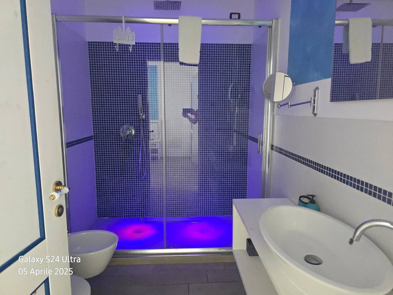 Habitación 'Relais Villa Olivi Comfort Capri' con vistas al lago, Wi-Fi y aire acondicionado in Garda, Montañas Garda