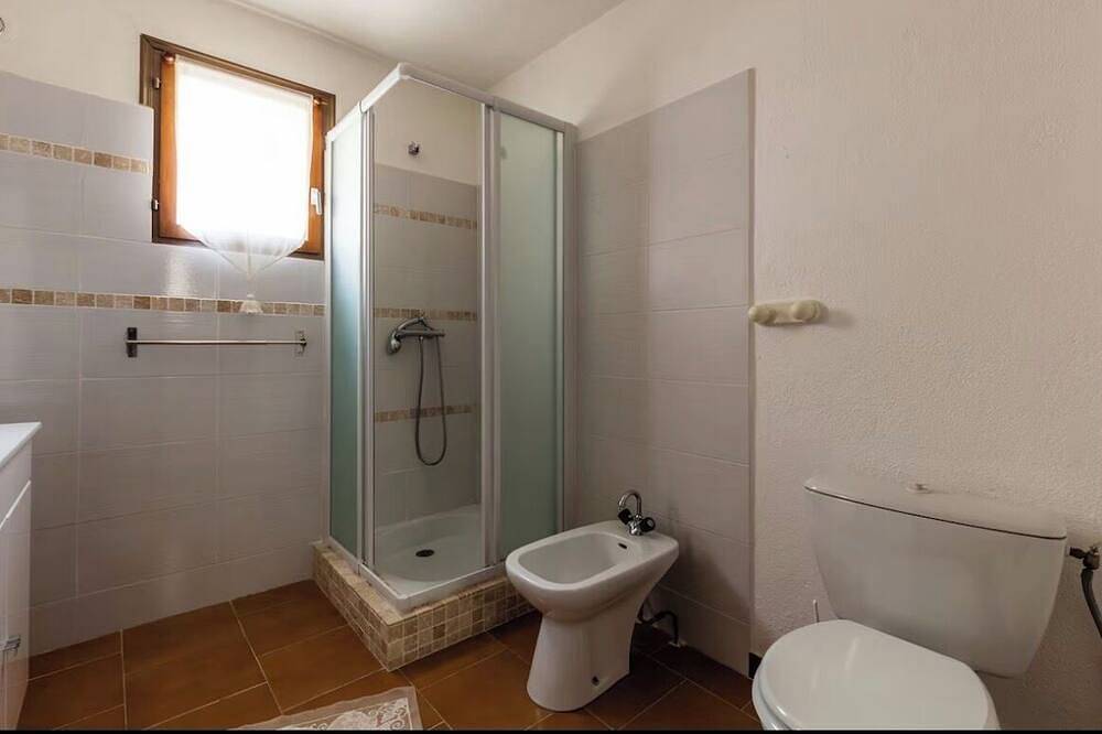 Appartement entier, Appartement L'Arbousier rez de chaussée jardin avec vue sur la mer . in Belvédère-Campomoro, Arrondissement de Sartène