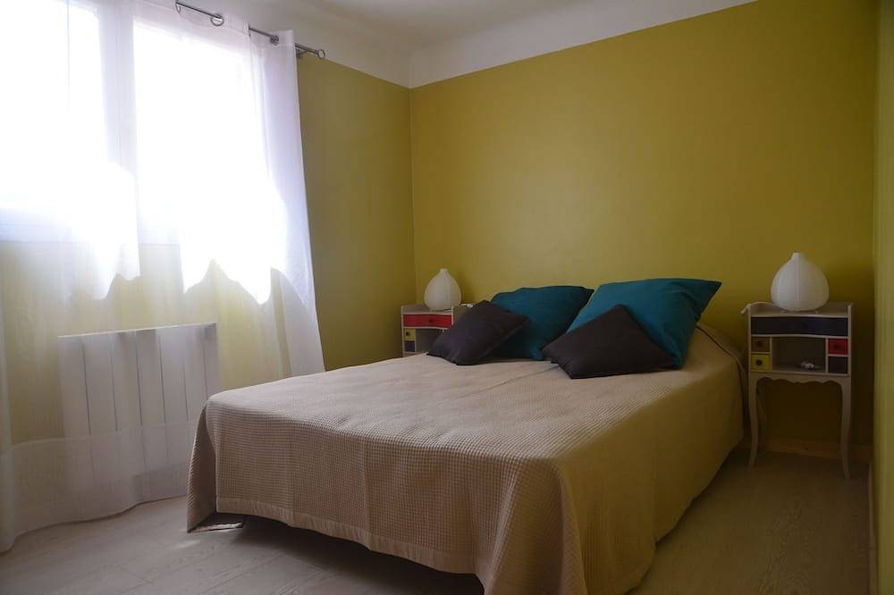 Seaside and very quiet, ground floor villa renovated 6 people 90 m2 in beautiful garden in Saint-Aygulf, Frejus